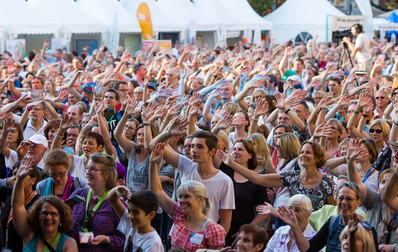 Fröhlich geht es zu beim Internationalen Gospelkirchentag