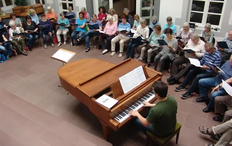 Die Kantorei Echterdingen und ihr Leiter, Bezirkskantor Sven-Oliver Rechner (am Flügel), während Proben bei einer Chorfreizeit.