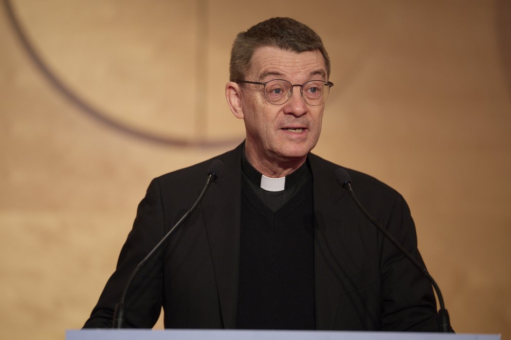 Bischof Dr. Klaus Krämer (Diözese Rottenburg-Stuttgart) spricht ein Grußwort zur 17. Landessynode