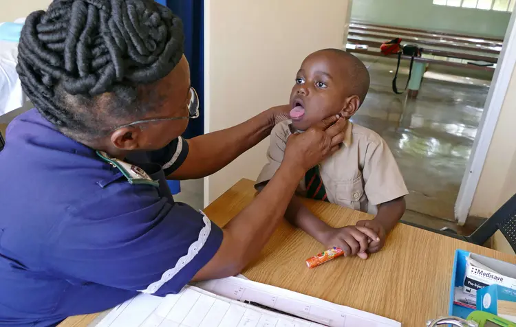 Das Geld aus dem Schuldenerlass soll Gesundheitsprogrammen in Simbabwe zugutekommen.