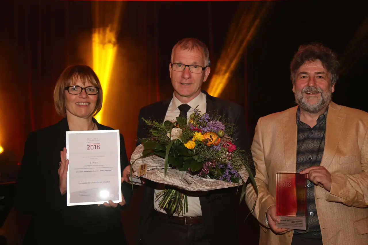Katrin Stegmüller von der württembergischen Landeskirche (links) und Dr. Thorsten Sternberg von der badischen Landeskirche bei der Übergabe des Deutschen Fundraisingspreises.