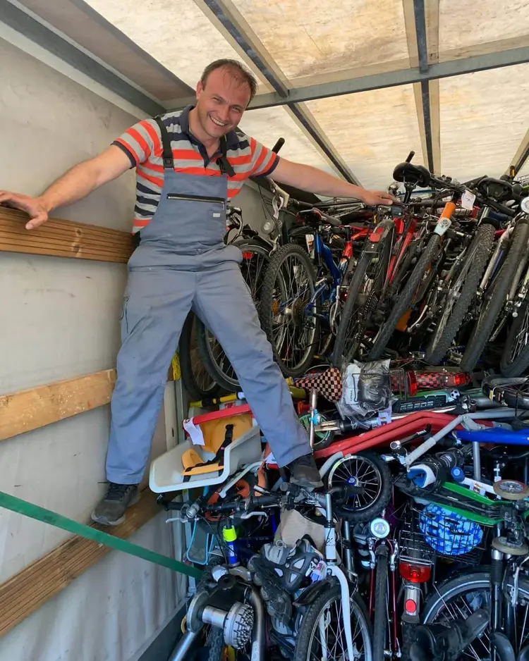 Pfarrer Peter Szeghljanik beim Ausladen.