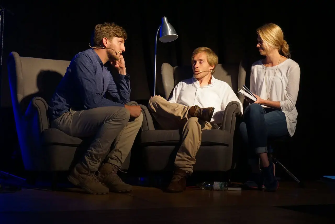 Highlight der Zeltkirche an diesem Abend: eine Konzertlesung von Samuel Koch (Mitte) und Samuel Harfst.