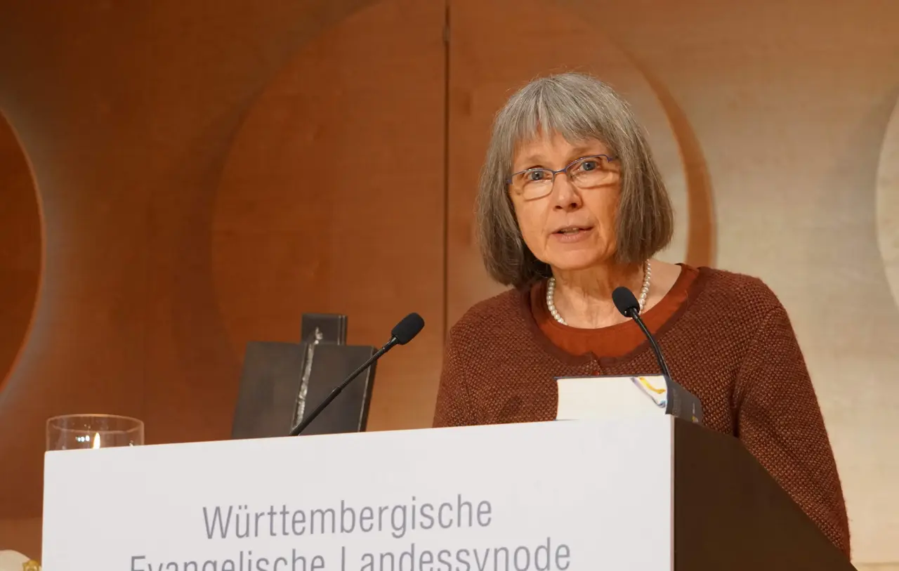 Die Synodale Maike Sachs hat als stellvertretende Vorsitzende den Bericht des Sonderausschusses für inhaltliche Ausrichtung und Schwerpunkte vorgestellt.