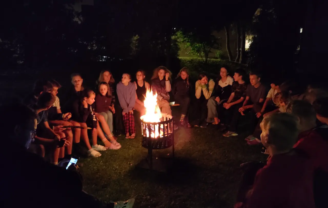 Die Konfis der Stephanuskirche Tübingen machen in der diesjährigen Osternacht unter anderem eine Wanderung, geschlafen wird nur wenig. Hier ein Foto von der Gruppe bei einer Wanderung im Oktober 2023.