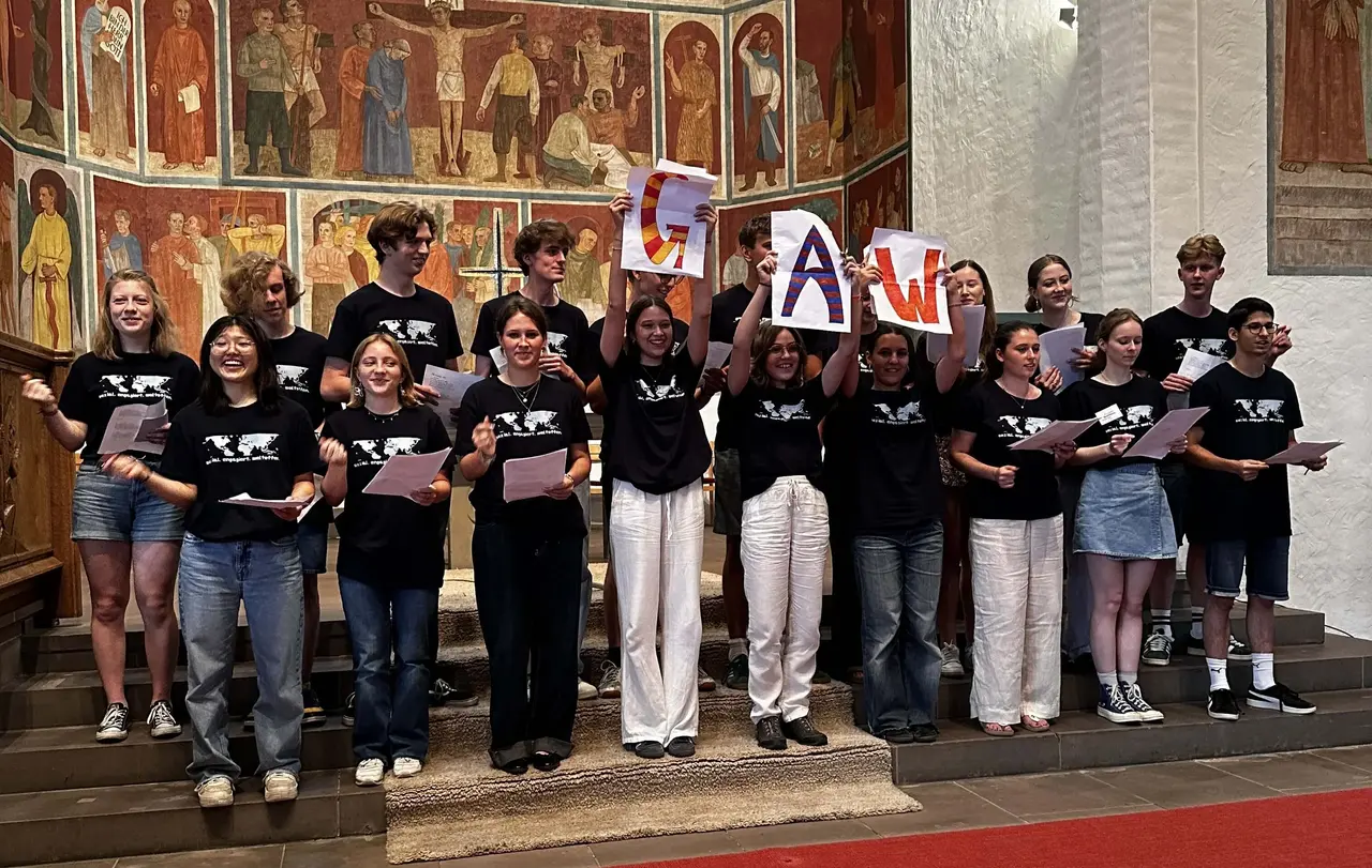 Ein Chor von Freiwilligen hat ein Lied für den Gottesdienst komponiert.