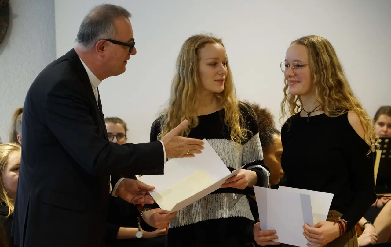 Landesbischof July gratuliert den Trägerinnen des zweiten Preises Lisa und Malin Häuser