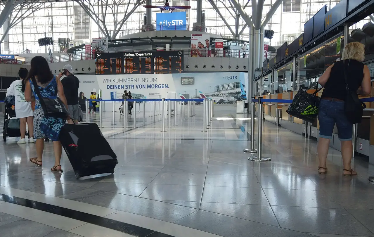 Check-in, Gepäck aufgeben und Sicherheitskontrolle: Reisende am Flughafen Stuttgart.