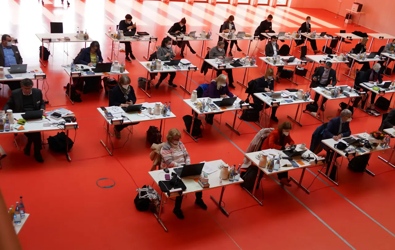 In der Aktuellen Stunden diskutierten die Synodalen engagiert über Egoismen in der Corona-Pandemie und einen Flächentarifvertrag in der Altenpflege.