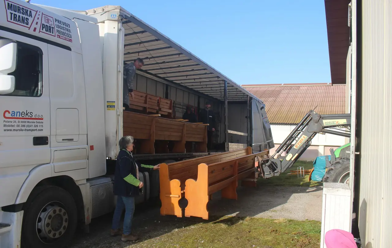 Verladung der Bänke.