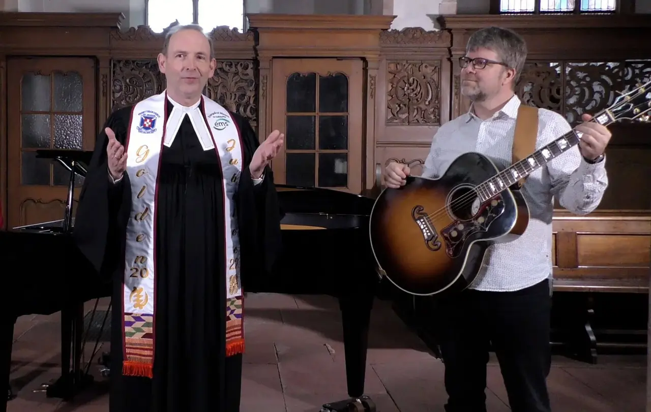 Pfarrer Dr. Dieter Heidtmann, Generalsekretär der EMS, ist gespannt, wie der Jubiläums-Song von Fabian Vogt (rechts) von den Gemeinden der EMS-Mitgliedskirchen gestaltet wird.