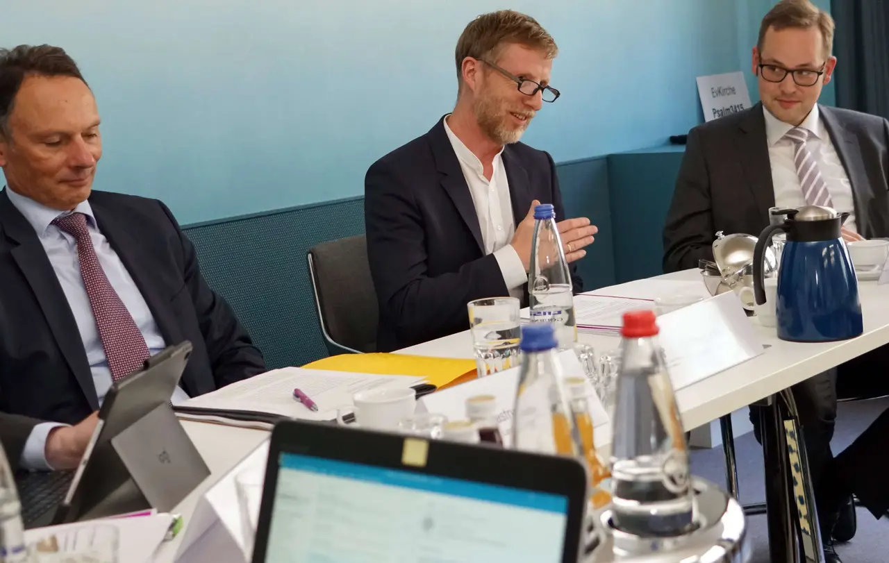 Sie gaben einen Ausblick auf die Herbstsynode von Mittwoch bis Samstag - und auf die finanzielle Entwicklung der württembergischen Landeskirche: Finanzdezernent Dr. Martin Kastrup (v.l.), Synoden-Vizepräsident Johannes Eißler und Finanzausschuss-Vorsitzender Michael Fritz.