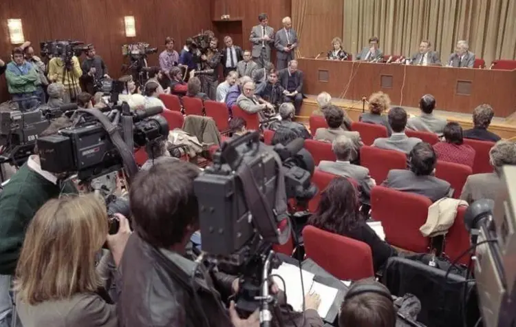 Die denkwürdige Pressekonferenz am Abend des 9. November: SED-ZK-Sekretär Günter Schabowski (2.v.r. auf dem Podium) verkündete die sofortige Reisefreiheit für DDR-Bürger - die Mauer war damit gefallen.