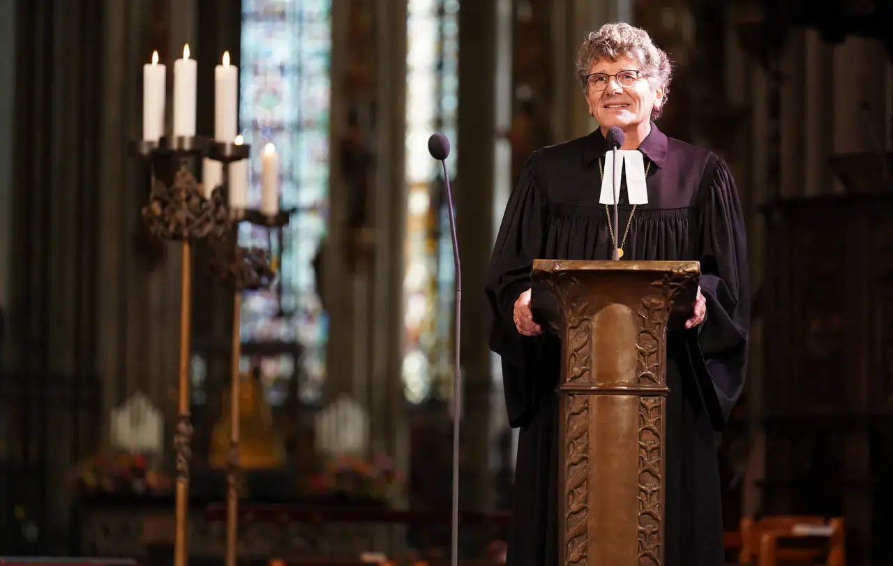 Ernst-Wilhelm Gohl Predigt 20 Jahre Bibel TV Kölner Dom 1.10.22 Landesbischof Ernst-Wilhelm Gohl stellte bei seiner Predigt im Kölner Dom anlässlich des 20-jährigen Bestehens von Bibel TV die Dankbarkeit in den Mittelpunkt.