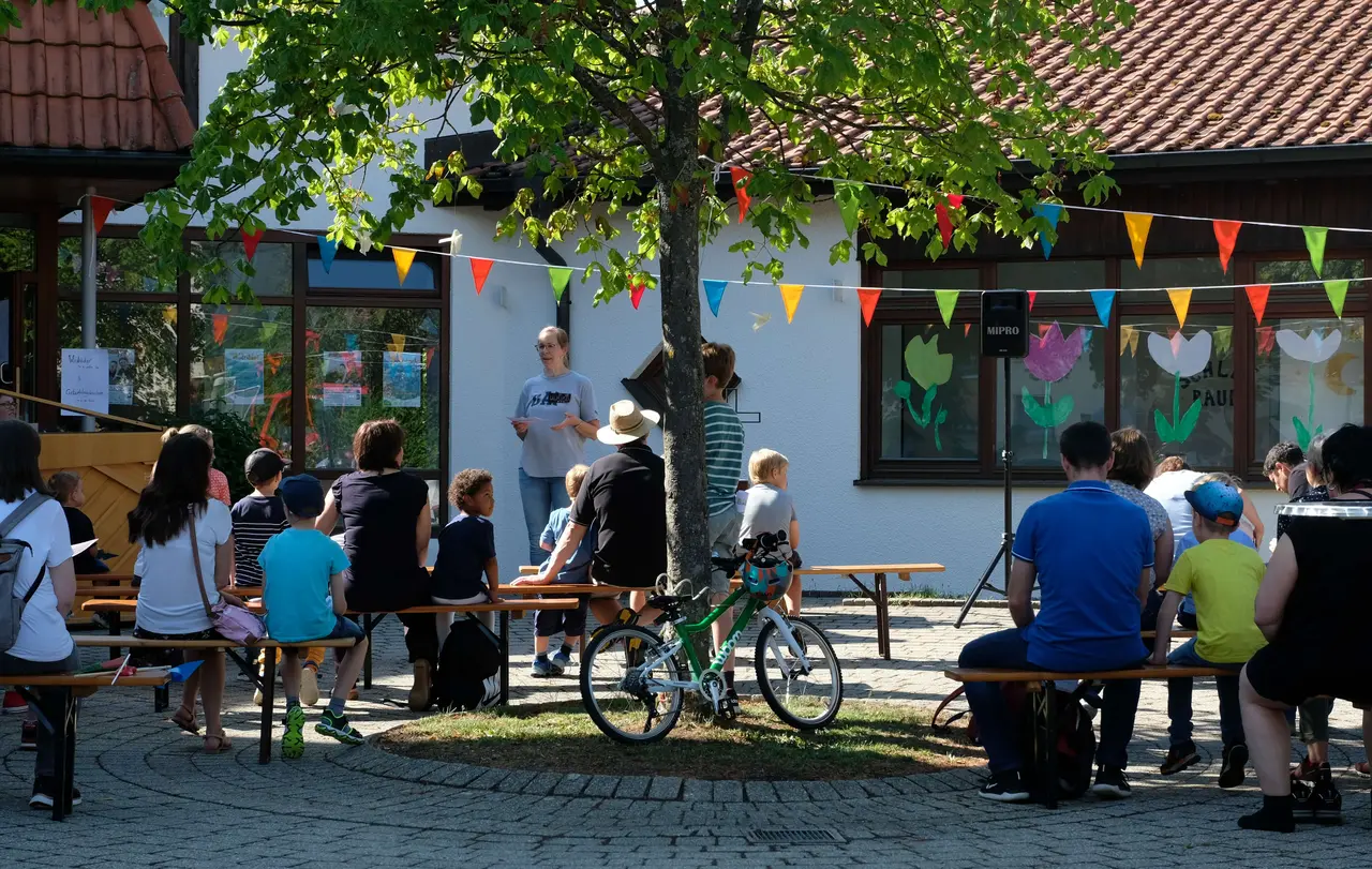 Die „Familienkirche Kunterbunt“ in Crailsheim, ein Angebot der Familienkirche Paul-Gerhardt. In der Mitte zu sehen ist die Pfarrerin der Familienkirche Paul-Gerhardt, Ulrike Rahn.
