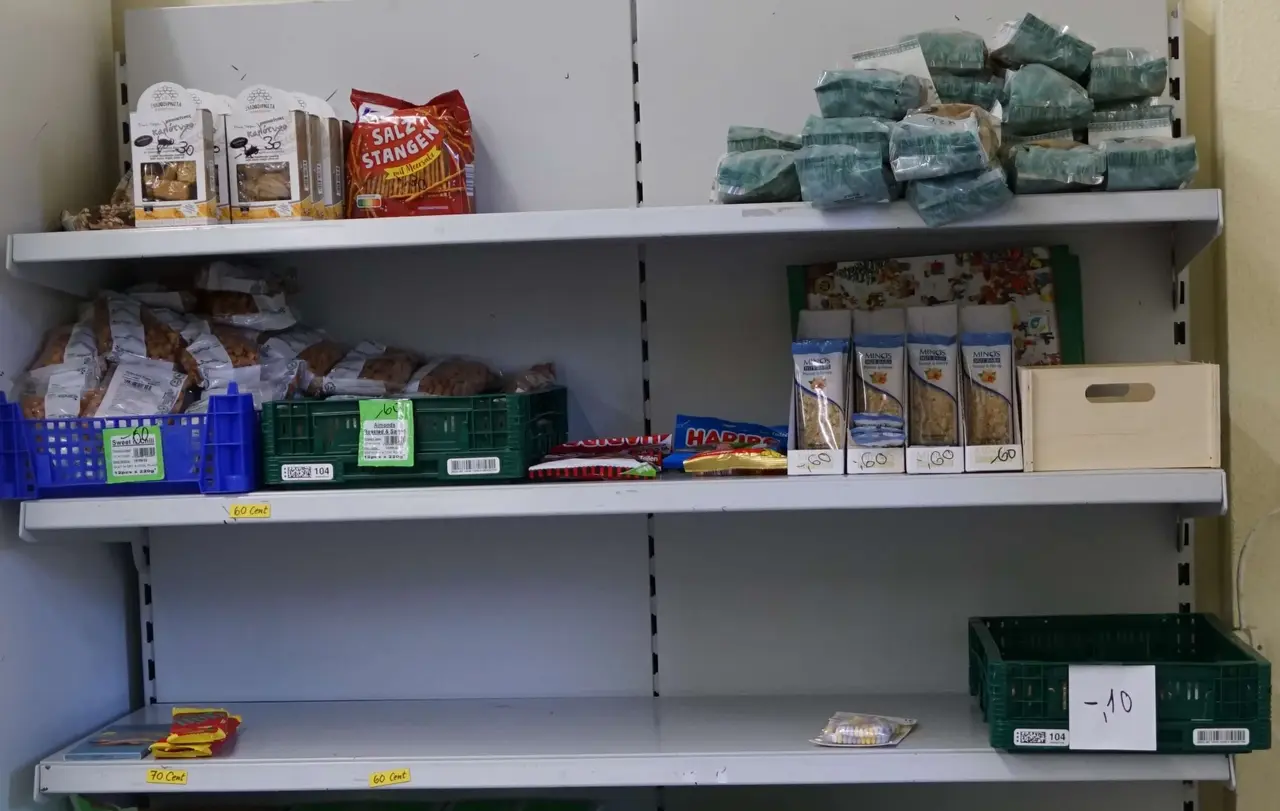 Griechische Kekse, Mandeln, Gummibären: Ein Regal mit Süßwaren.