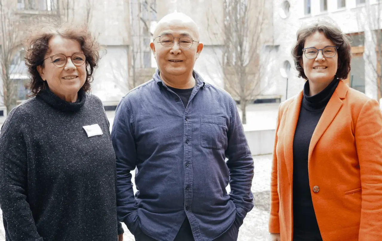 Auf dem Foto zu sehen sind von links Monika Renninger, Leiterin des Bildungszentrums Hospitalhof, Schriftsteller Liao Yiwu und Kirchenrätin Dr. Christine Keim, Leiterin des Referats Mission, Ökumene und Kirchlicher Entwicklungsdienst.