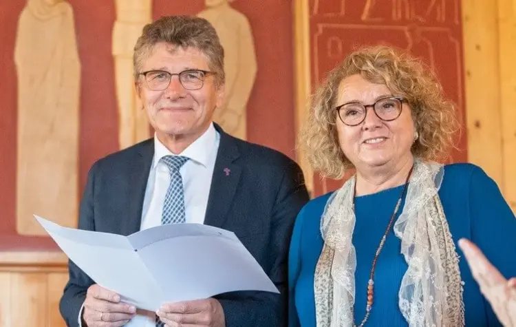 Landesbischof Ernst-Wilhelm Gohl und Angelika Klingel bei der Verleihung der Brenzmedaille in Silber an Angelika Klingel Landesbischof Ernst-Wilhelm Gohl und Angelika Klingel bei der Verleihung der Brenzmedaille in Silber
