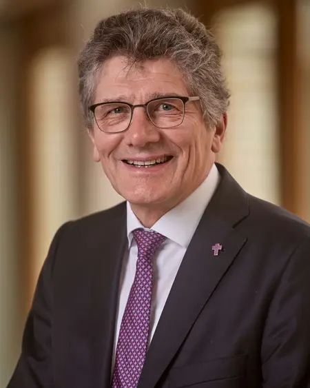 Landesbischof Ernst-Wilhelm Gohl gibt zum Schulbeginn ein Gebet mit auf den Weg