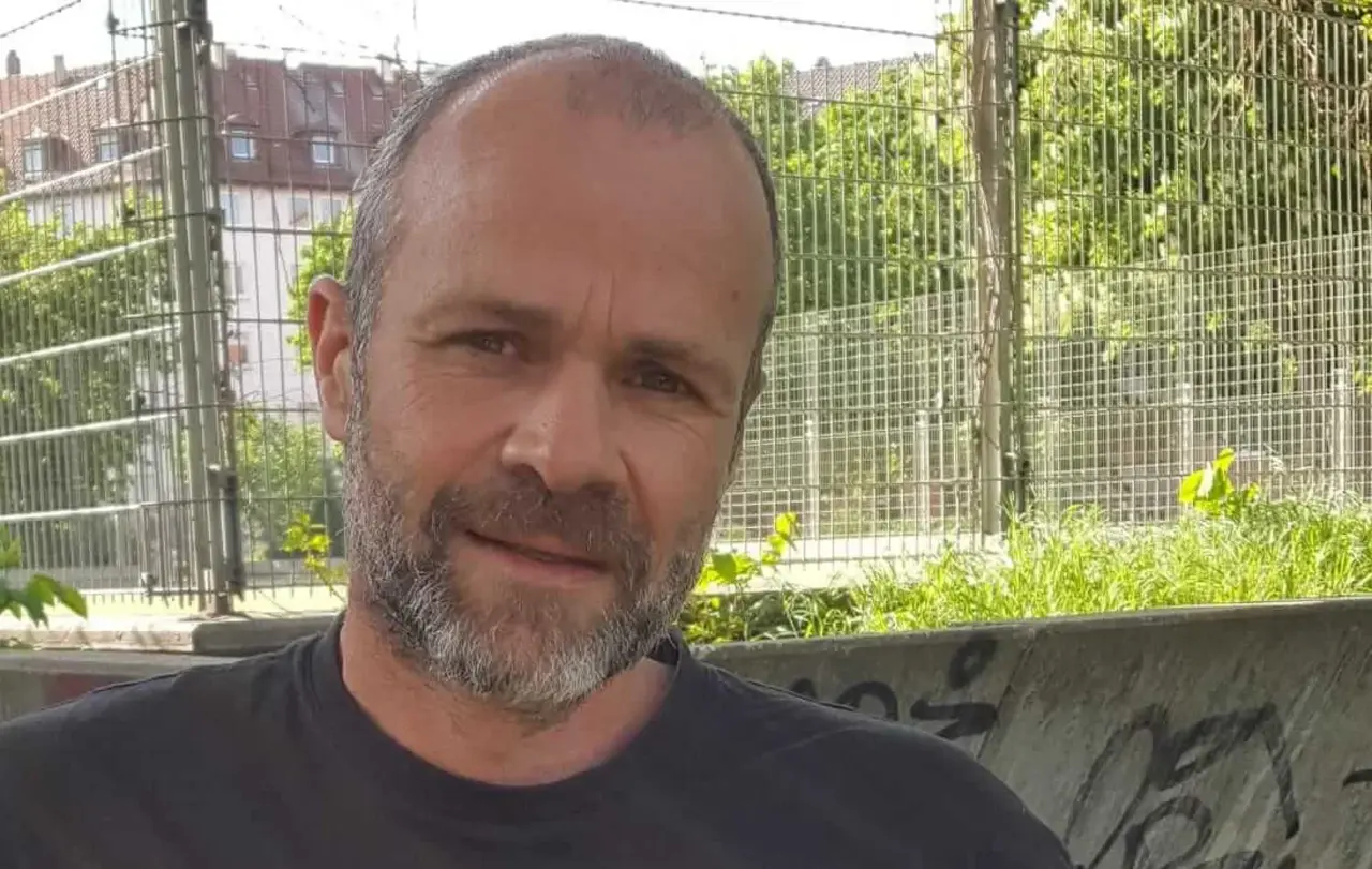 Tobias Maucher gehört zum Team der Mobilen Jugendarbeit Stuttgart West - Botnang. Er sagt: „Wir machen weiterhin Streetwork – wenn auch mit den Abstandsregeln.“