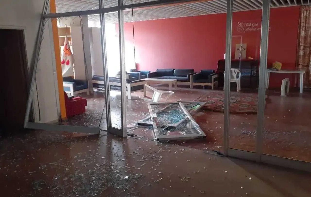 Die massive Detonation hat auch große Schäden in der etwa 4 Kilometer vom Explosionsort entfernten Near East School of Theology (NEST) angerichtet.