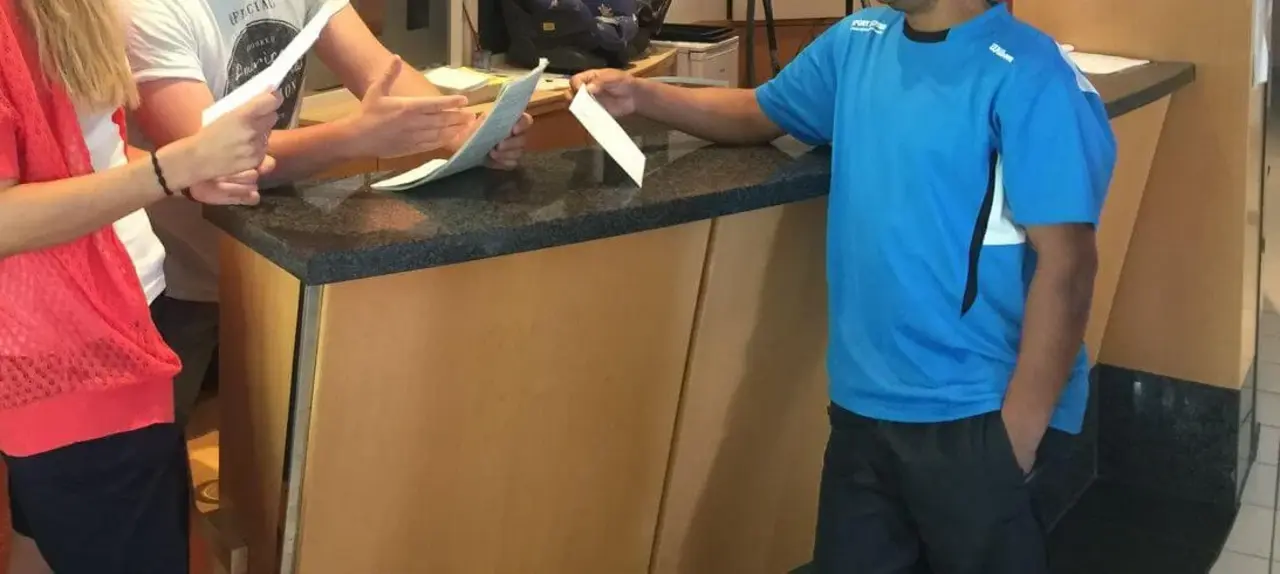 Karoline Speer und Andrej Großmann im Gespräch mit einem Asylbewerber.