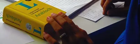 Jned Ossi bereitet sich intensiv auf seine Deutschprüfung vor.