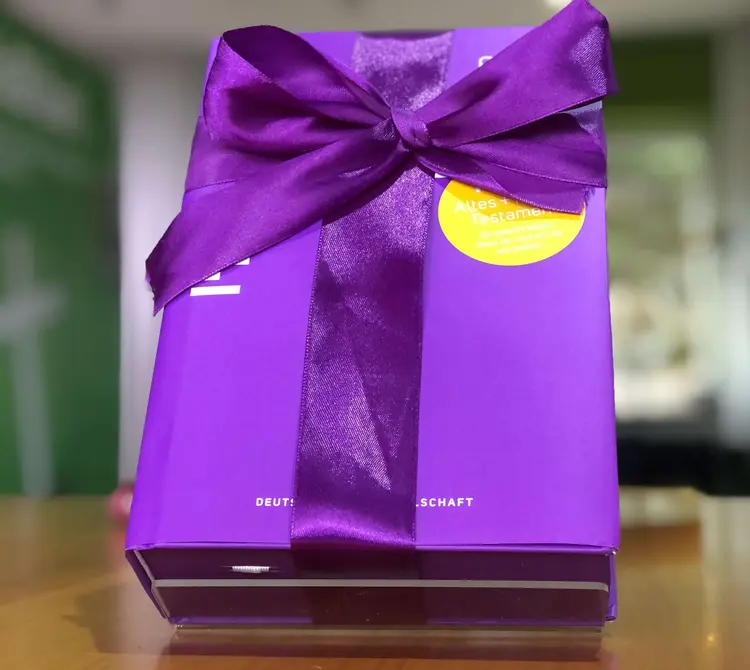 Hübsch verpackt und bereit für den Verkaufsstart: die druckfrische Basisbibel.