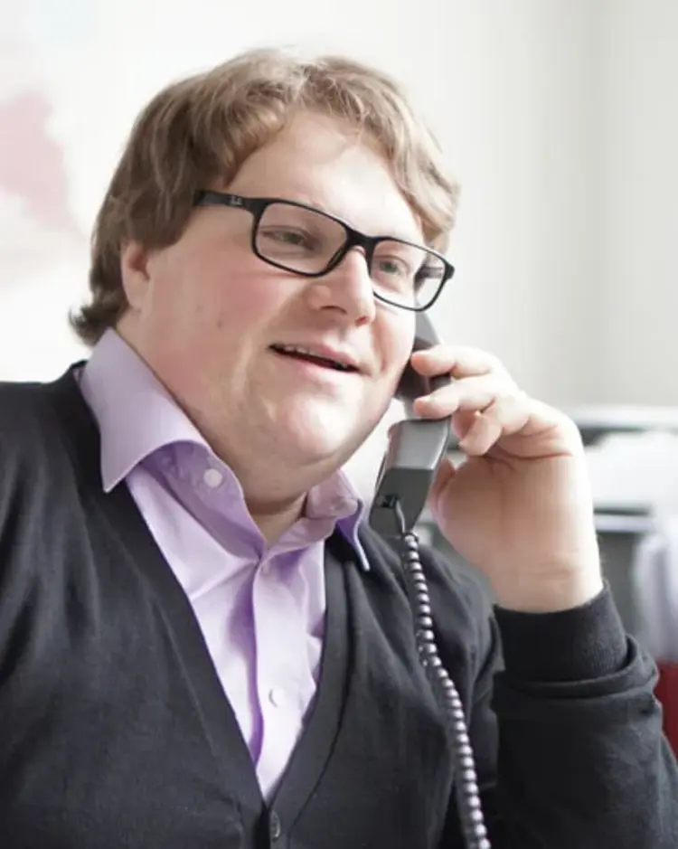 Tobias Weimer hat als Pfarrer beim Eintrittstelefon der EKD viel mit Menschen zu tun.