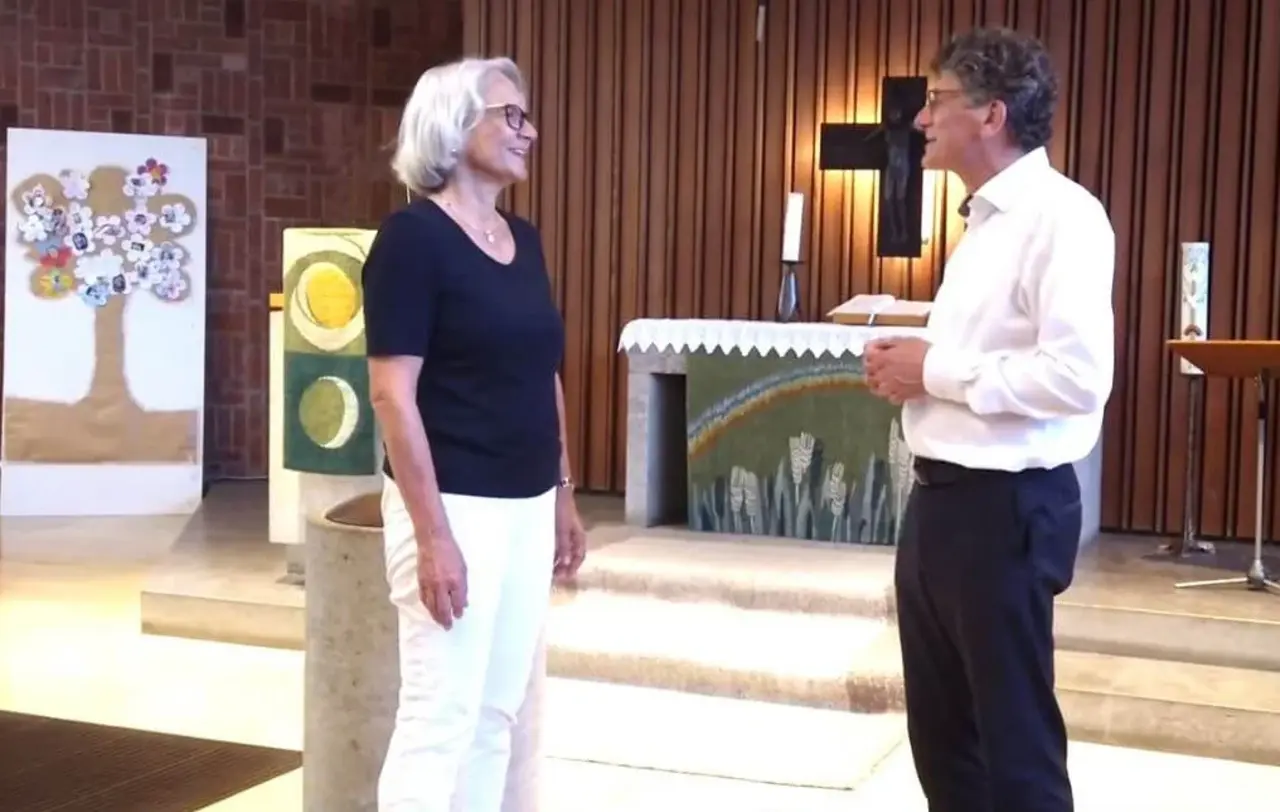 Landesbischof Ernst-Wilhelm Gohl besucht in diesem Sommer Kirchengemeinden und Initiativen in der gesamten Landeskirche. In der Evangelischen Kirchengemeinde Schmiden-Oeffingen trifft er Sonja Schelling, die sich ehrenamtlich beim Freundeskreis für Flüchtlinge in Fellbach engagiert.