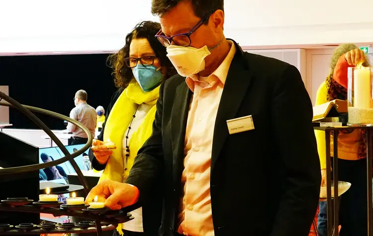 Beim Friedensgebet für die Ukraine entzündeten die Synodalen Kerzen als Symbol der Verbundenheit.