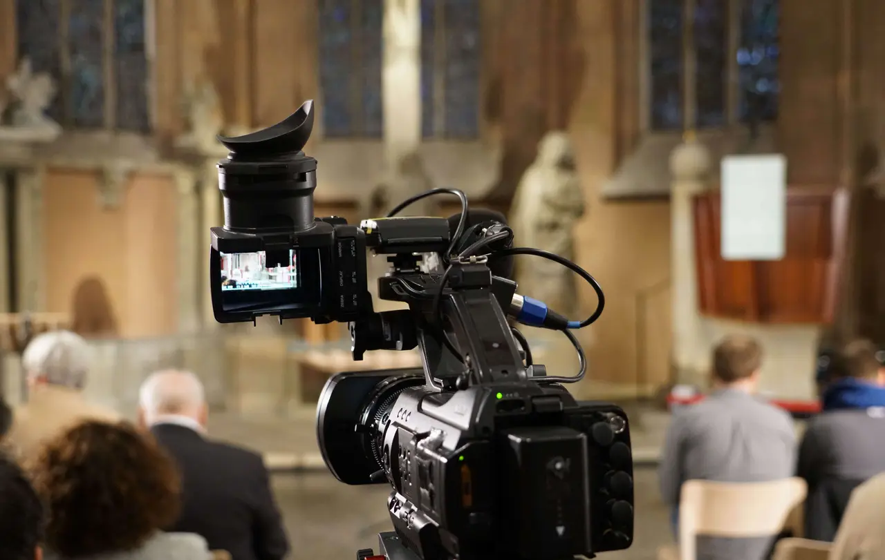 Seit über einem Jahr setzen viele Gemeinden auf digitale Formate - wie das Streaming von Gottesdiensten. (Archivfoto)