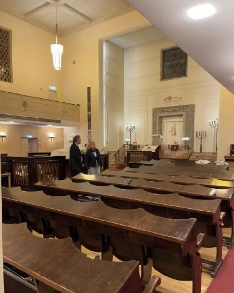 Prof. Barbara Traub und Landesbischof Ernst-Wilhelm Gohl in der Grossen Synagoge in Stuttgart
