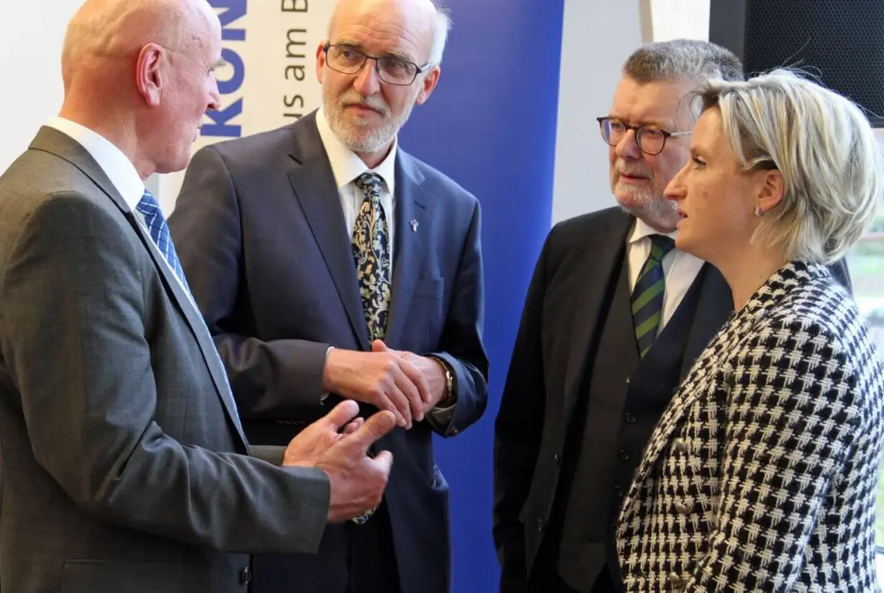 Pfarrer Lothar Bauer, Prälat Dr. Christian Rose, Professor Dr. Gerhard Wegner, Ministerin Dr. Nicole Hoffmeister-Kraut im Gespräch (v. l. n. r.)