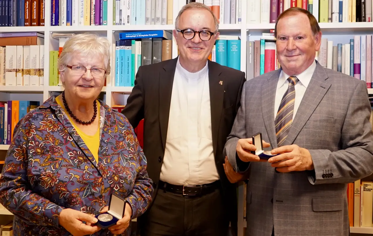Am Mittwoch, 6. November hat Landesbischof Dr. h. c. Frank Otfried July die Silberne Brenzmedaille an Hanne Braun und Martin Dolde verliehen.