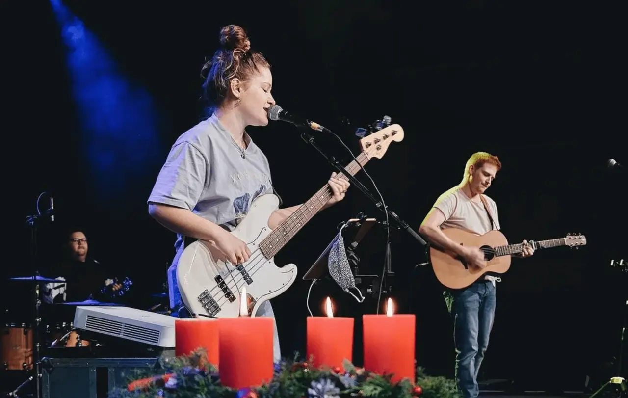 Die Musik machen Bands, die Predigten sind alltagsnah.