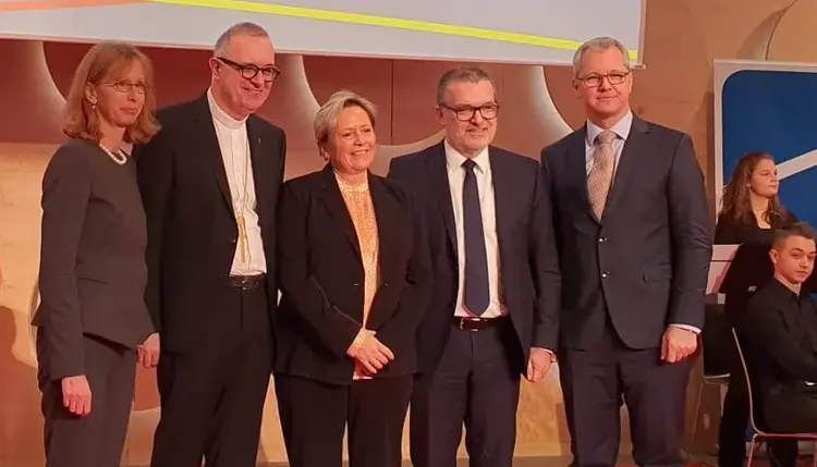 Gruppenbild mit Ministerin: Kirchenrätin Ursula Kannenberg, pädagogische Geschäftsführerin der Schulstiftung (v.l.), Landesbischof Dr. h. c. Frank Otfried July, Kultusministerin Dr. Susanne Eisenmann, Stiftungsvorsitzender und Oberkirchenrat Dr. Norbert Lurz sowie der kaufmännische Stiftungsgeschäftsführer Daniel Wágner.