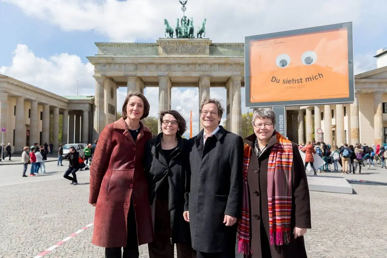 Generalsekretärin Ellen Ueberschär, Kirchentagspräsidentin Christina Aus der Au, Bischof Markus Dröge (EKBO), Landesbischöfin Ilse Junkermann (EKM) bei der Enthüllung des Plakatmotivs am Brandenburger Tor.