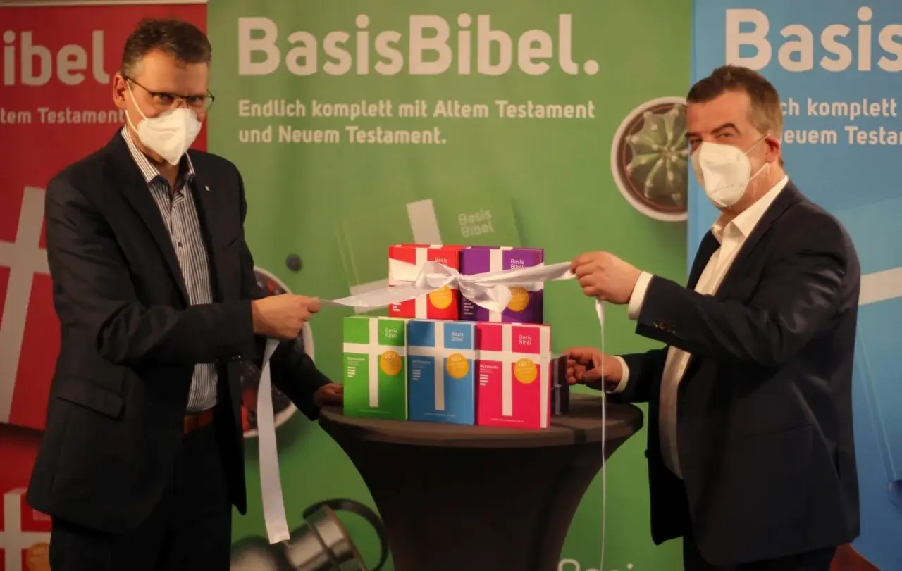 Dr. Christoph Rösel, Generalsekretär der Deutschen Bibelgesellschaft, und und Folkert Roggenkamp von der Geschäftsleitung Basisbibel gaben offiziell den Verkauf der Basisbibel frei.