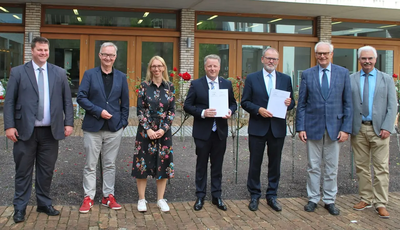 Die kirchlichen Verwaltungsstellen im Kirchenkreis Stuttgart fusionieren und errichten ein gemeinsames Verwaltungszentrum. Das Bild zeigt v.l.n.r. Oberkirchenrat Christian Schuler (Dezernent im Oberkirchenrat), Stadtdekan Søren Schwesig, Kirchenpflegerin Sonja Schürle, Christian Schwinge, den Vorsitzenden der Gesamtkirchengemeinde Stuttgart, Direktor Stefan Werner (Direktor im Oberkirchenrat), denn Cannstatter Dekan Eckart Schultz-Berg und Klaus Danisch, den Referatsleiter Kirchliche Verwaltungsstellen.