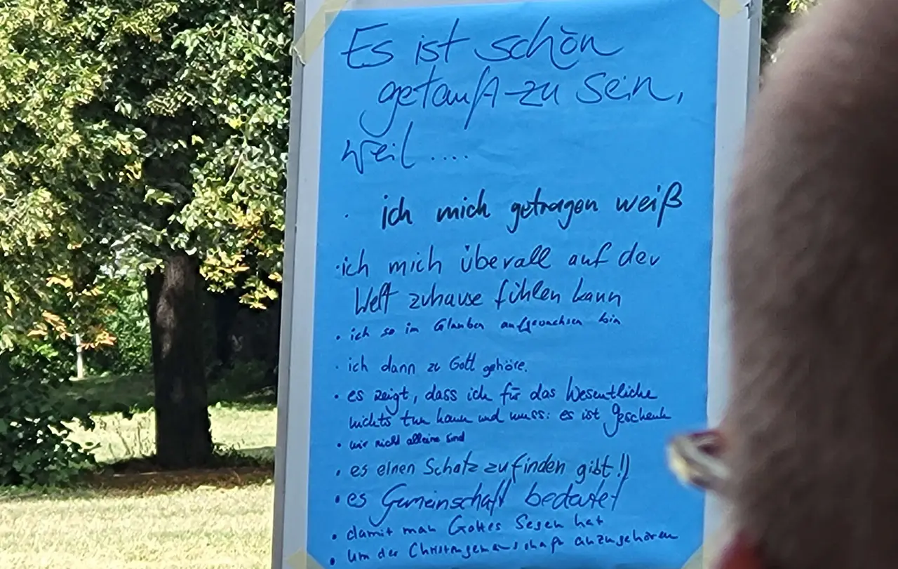 „Es ist schön, getauft zu sein, weil ...“ Dieser Satz stand auf einem Plakat. Die Besucherinnen und Besucher konnten den Satz beim Ankommen ergänzen.