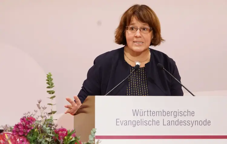 Andrea Bleher, stellvertretende Präsidentin der Landessynode, erläutert die Beschlüsse des Geschäftsführenden Ausschusses, die wesentlich für die Arbeitsfähigkeit während der Corona-Krise gewesen sind.
