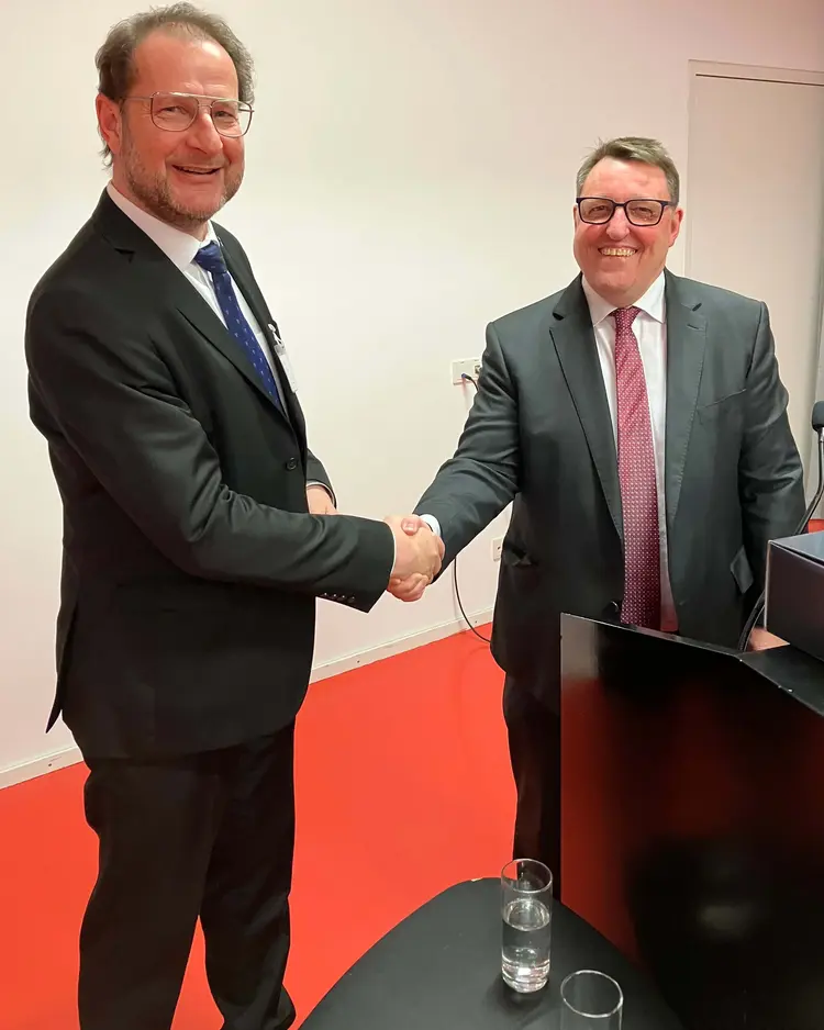 v.l.n.r. Helmut Liebs (Fundraising und Stiftungsmanagement in der Landeskirche) und Jörg Bollmann (Geschäftsführer des Gemeinschaftswerks der Evangelischen Publizistik), der den Festvortrag hielt