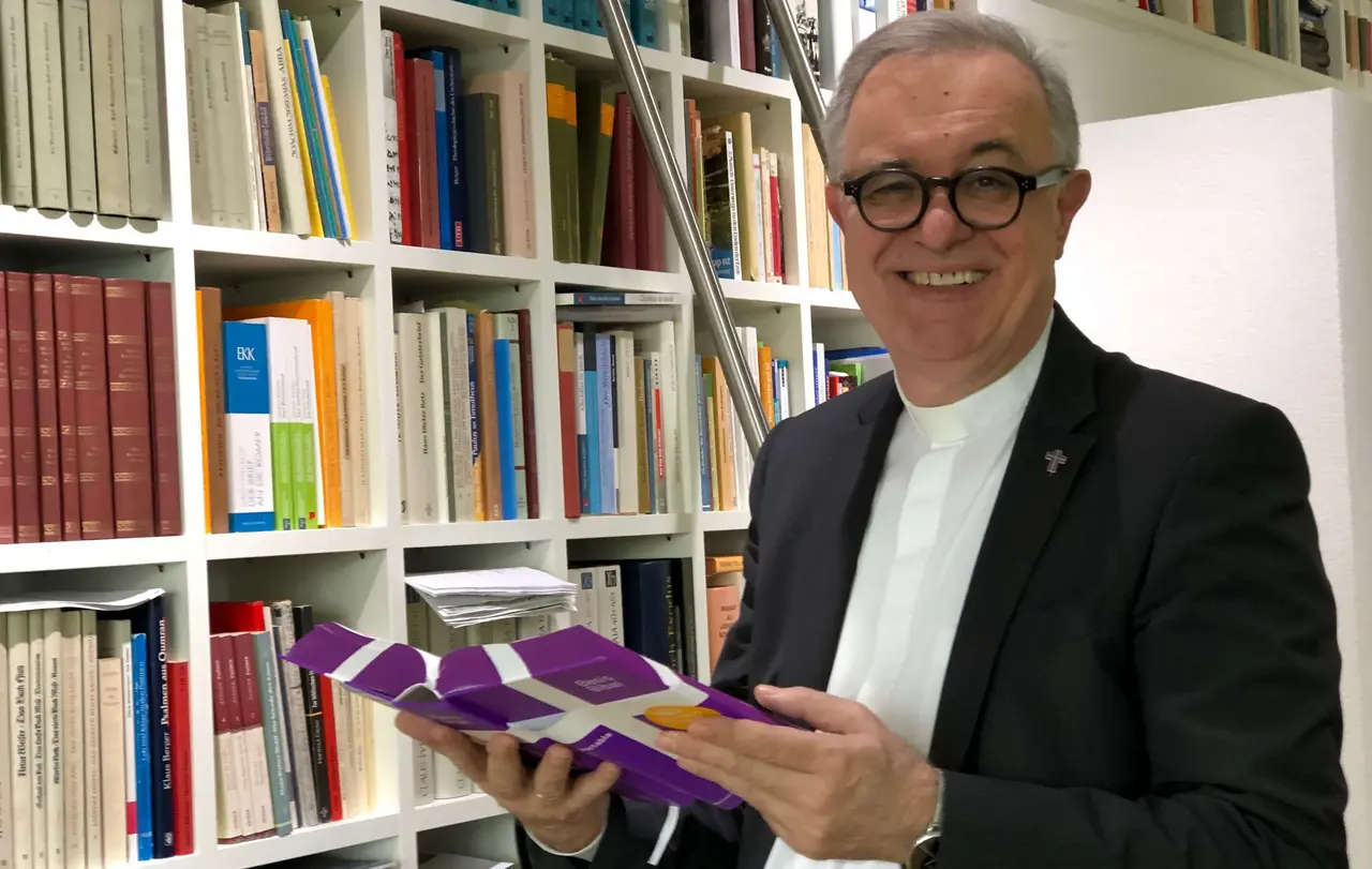 Landesbischof Frank Otfried July stöberte mit Freude in der neuen Basisbibel und lobte neben der ansprechenden Erscheinung auch ihre Vielseitigkeit.