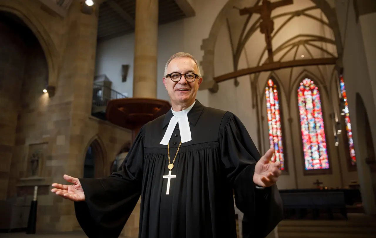 Landesbischof Dr. h. c. Frank Otfried July hat am Freitag inmitten der Corona-Krise zu „Herz, Verstand und Abstand“ aufgerufen.