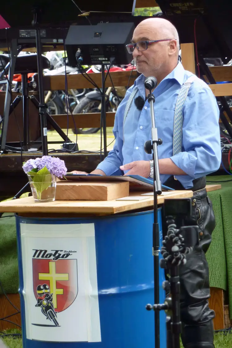 Otto Berr, Prädikant der bayerischen Landeskirche, predigte während des Motorradgottesdienstes in Esslingen und rief zu Dankbarkeit auf.