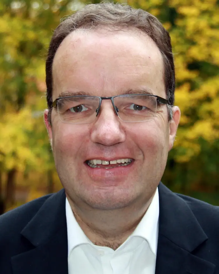 Der bisherige Medienbeauftragte der Evangelischen Kirche in der Prälatur Reutlingen und Bezirkspressepfarrer im Evangelischen Kirchenbezirk Tübingen, Peter Steinle, beginnt am 1. Juli seinen neuen Dienst als Pfarrer in Meckenbeuren.