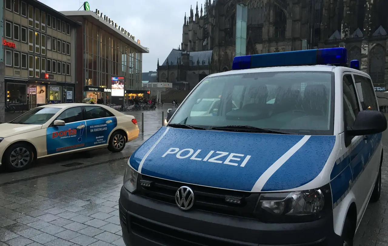 Bundespolizei vor dem Hauptbahnhof in Köln.