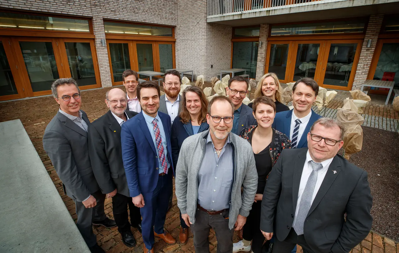 Die zwölf Mitglieder des synodalen Gesprächskreises "Kirche für morgen". 
Hintere Reihe v.l.n.r.: Matthias Vosseler, Tobi Wörner, Ralf Walter, Britta Gall, Oliver Römisch
Mittlere Reihe v.l.n.r.: Götz Kanzleiter, Reiner Klotz, Matthias Böhler, Marion Blessing, Anja Faißt
Vordere Reihe v.l.n.r.: Bernd Wetzel, Kai Münzing