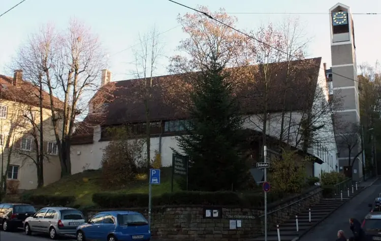 Im Februar 1950 konnte die evangelische Ludwig-Hofacker-Gemeinde die Einweihung ihrer damals neuen Kirche feiern, die an der Stelle des im Juli 1944 zerstörten Gotteshauses errichtet worden ist. Um 1960 kam dann der freistehende Glockenturm hinzu.